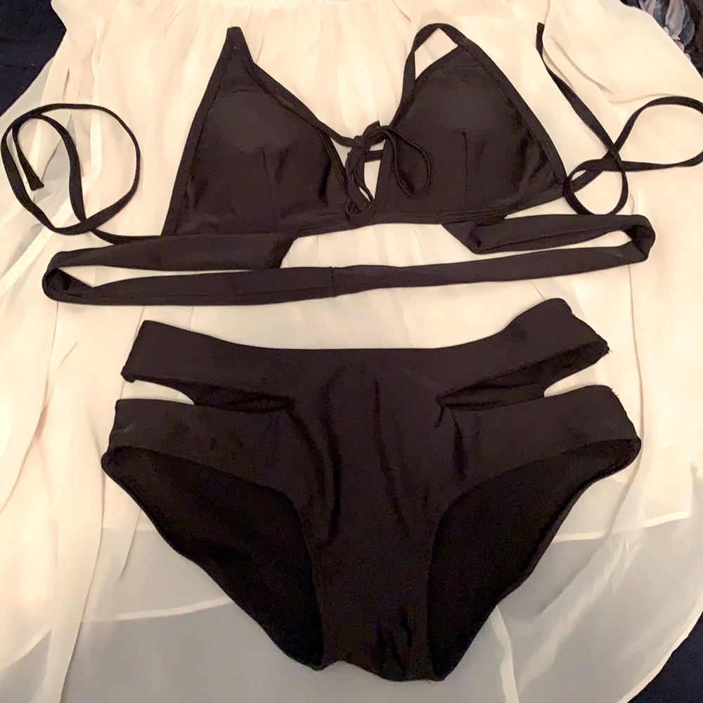 Black bikini, medium